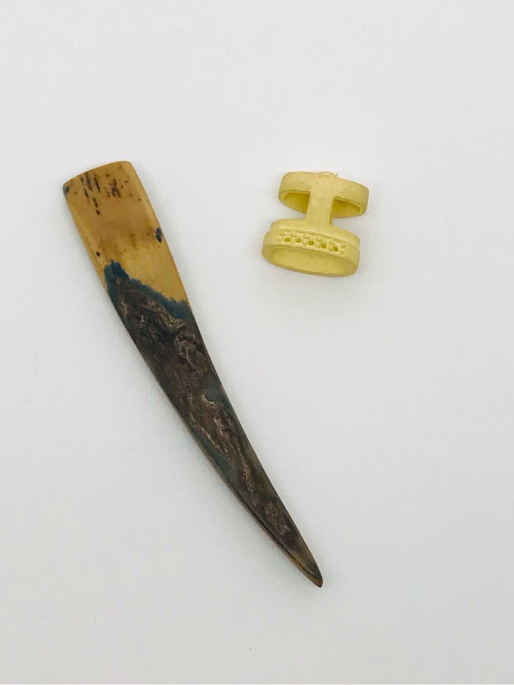 Hand Crafted 18 Karat Yellow Gold Pendant - Mammoth Tusk & Blue Diamond Dagger - Picture 11 of 12